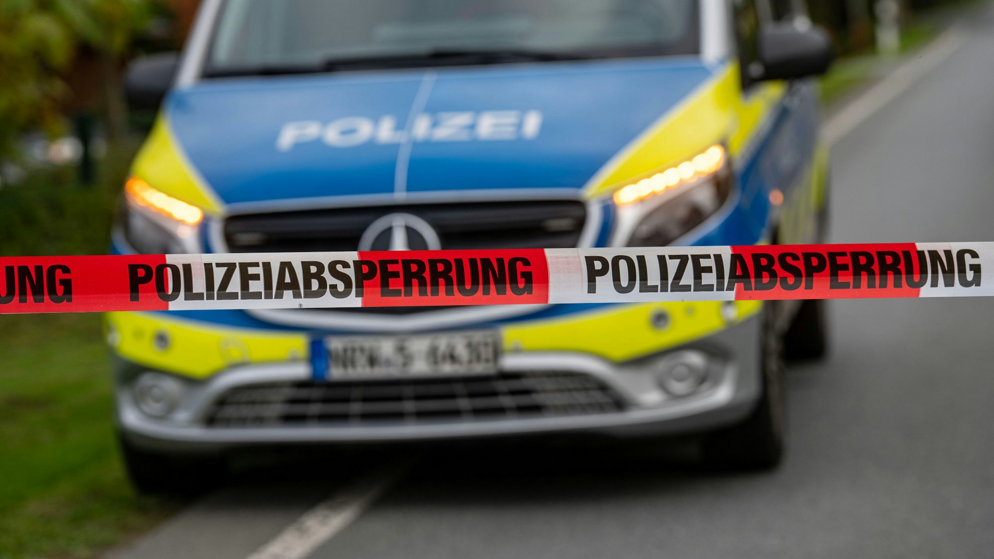 Ein Polizeifahrzeug an einer Unfallstelle (Symbolfoto)