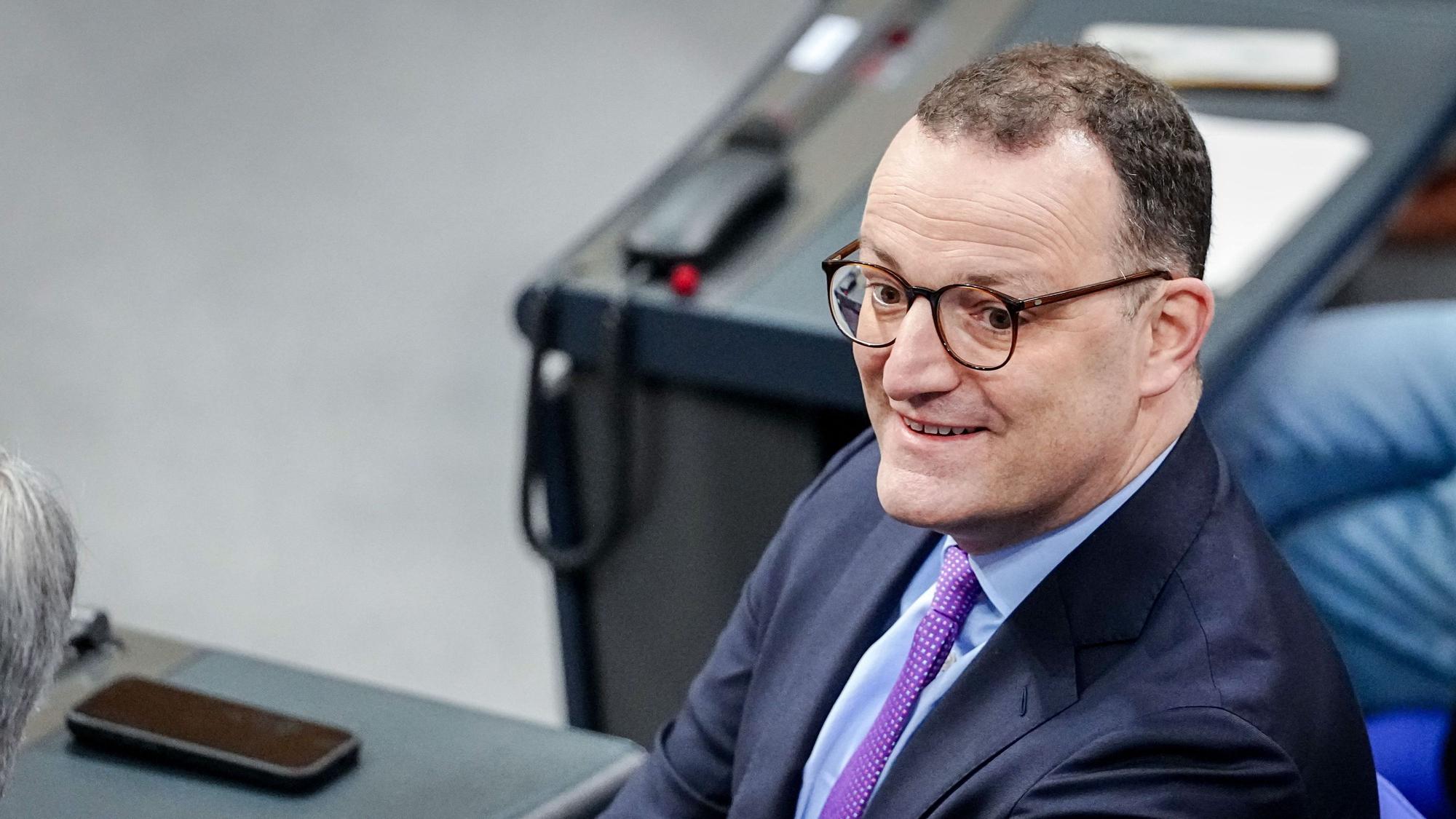 Jens Spahn, Vorsitzender der Unions-Fraktion im Bundestag, nimmt im Plenarsaal des Bundestags an der voraussichtlich letzten Sitzung vor Weihnachten und dem Jahreswechsel teil.