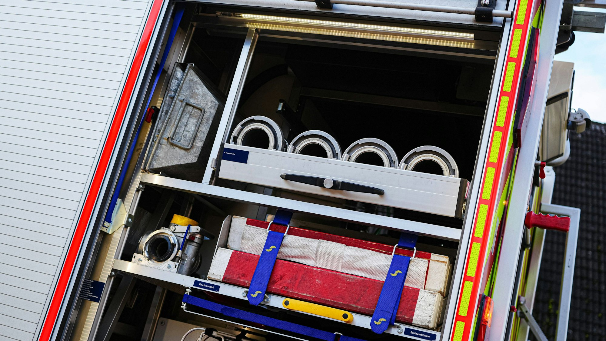 Blick in ein ausgerüstetes Einsatzfahrzeug