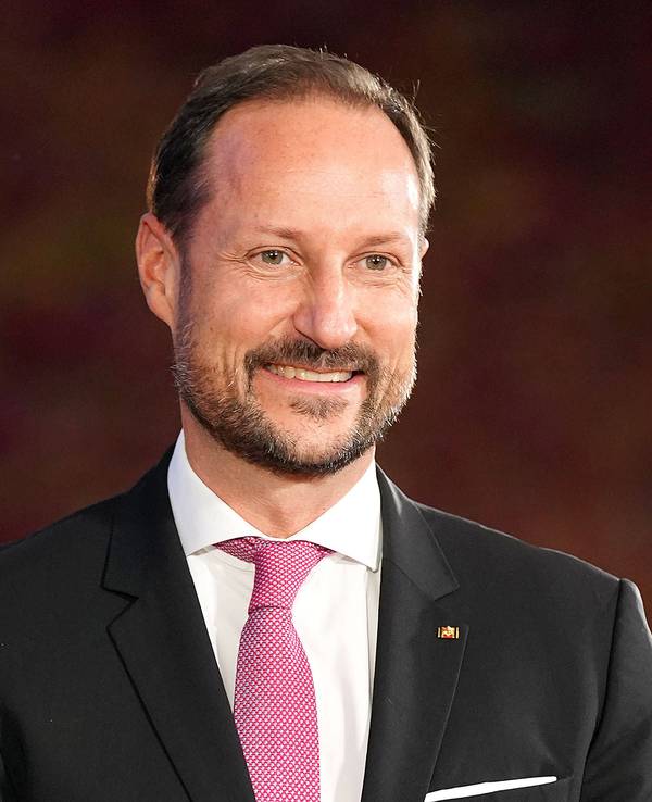 Kronprinz Haakon von Norwegen lächelt in Anzug.