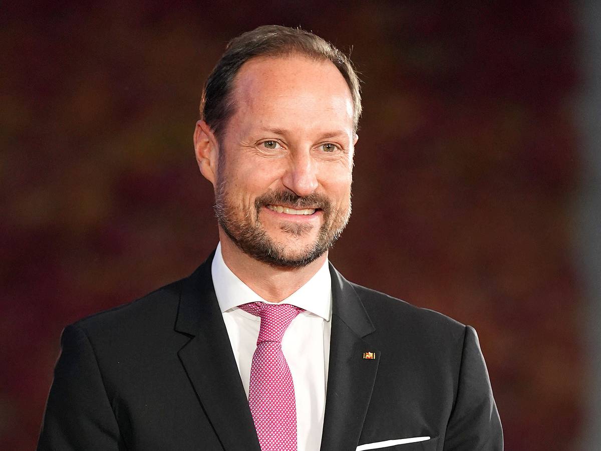 Kronprinz Haakon von Norwegen lächelt in Anzug.
