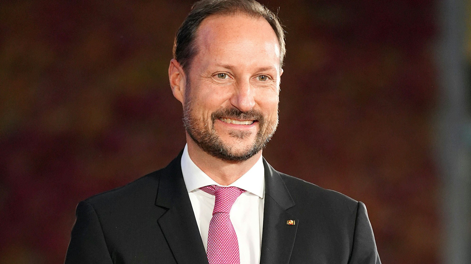 Kronprinz Haakon von Norwegen lächelt in Anzug