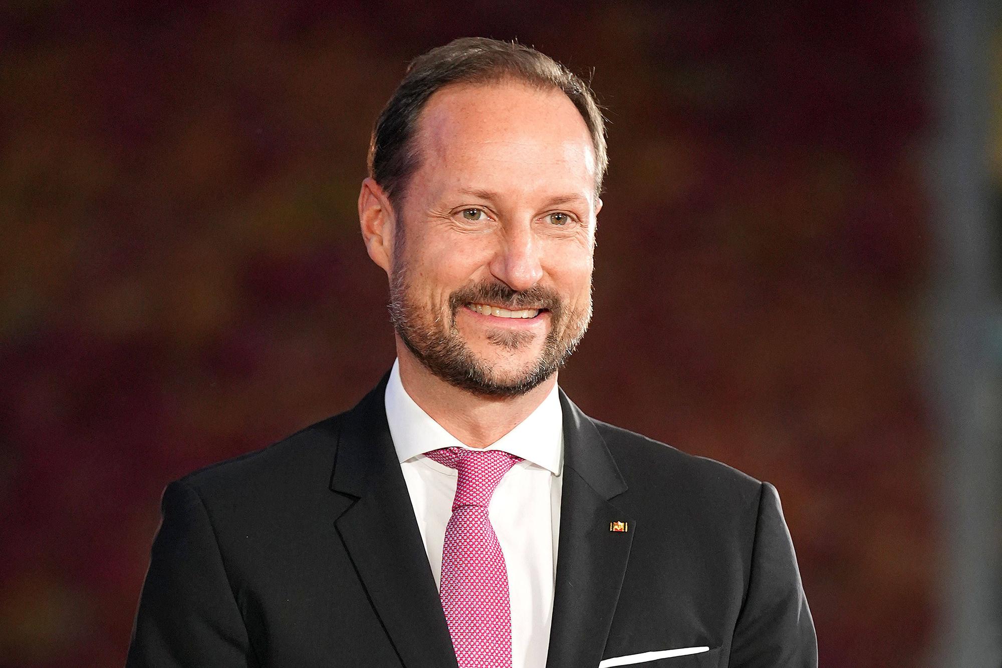 Kronprinz Haakon von Norwegen lächelt in Anzug.