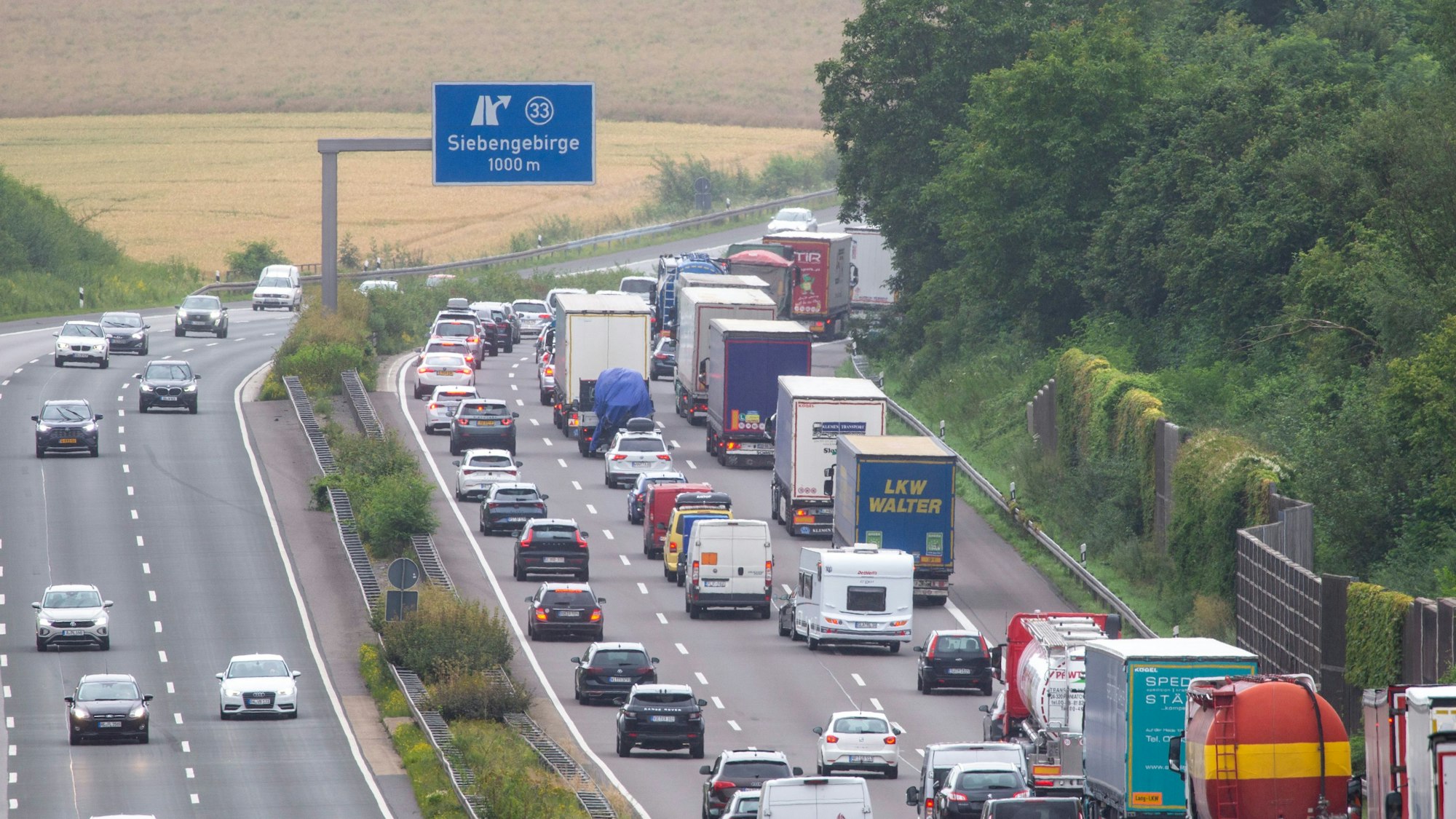 Das Symbolfoto zeigt zahlreiche Autos, die sich auf der Autobahn A3 stauen.