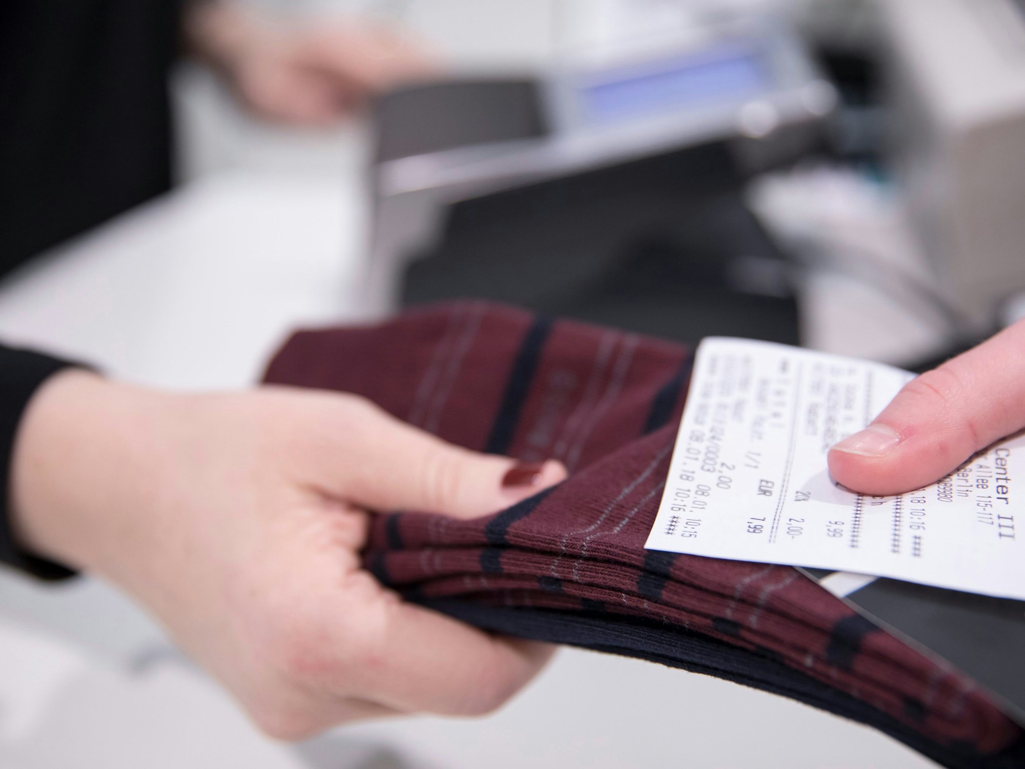 Ein Paar Socken? Nicht jedes Geschenk zu Weihnachten kommt gut an: Händler gewähren aber häufig ein Umtausch- oder Rückgaberecht.