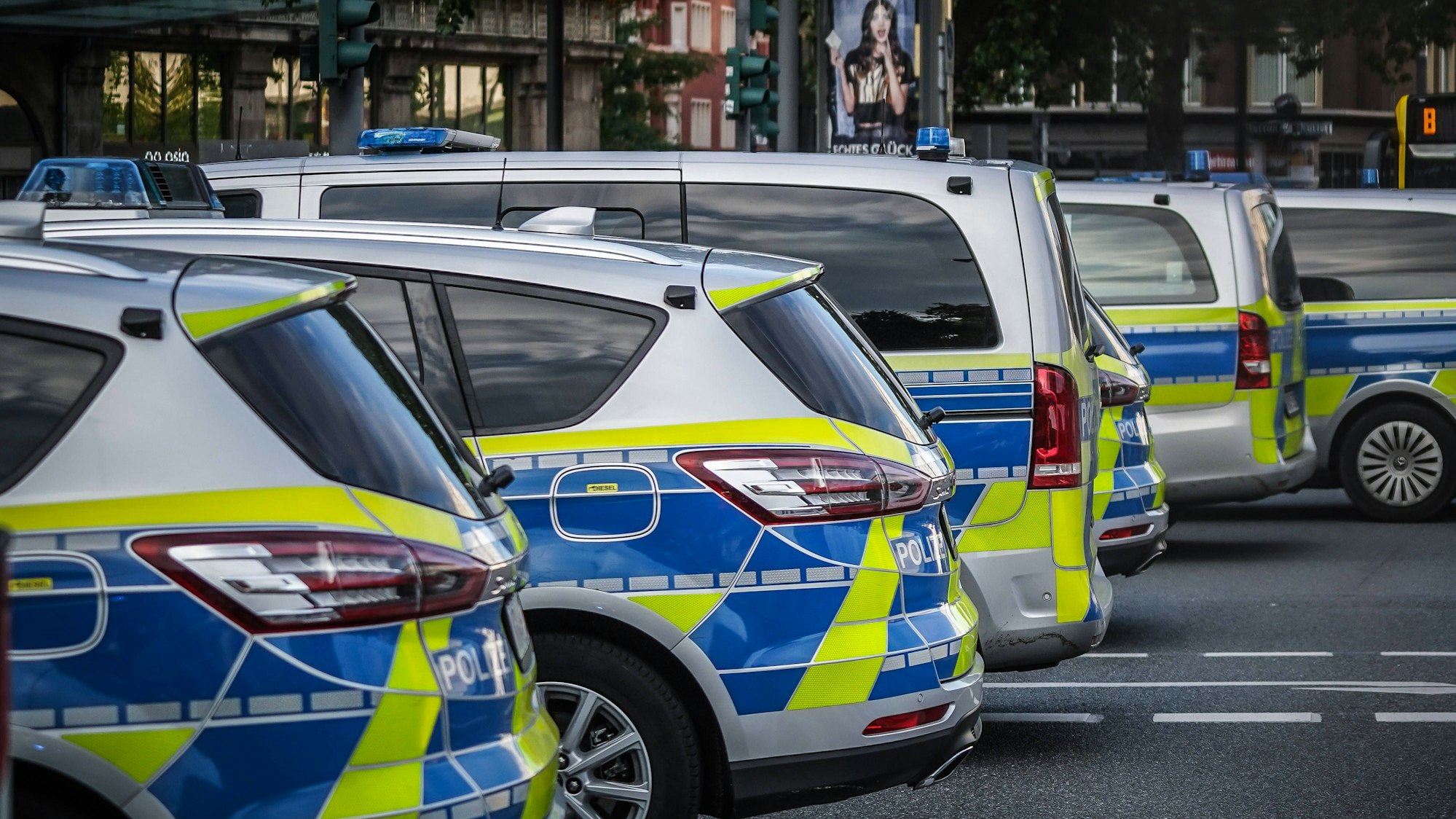 Polizeifahrzeuge stehen auf der Straße