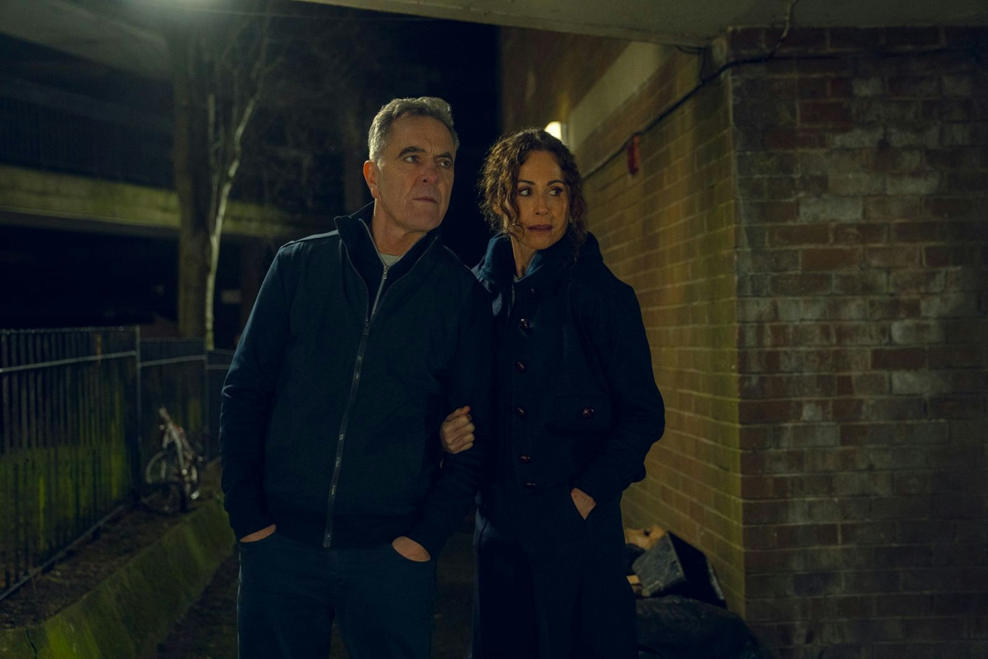 Simon Greene (James Nesbitt) und seine Frau Ingrid (Minnie Driver) suchen verzweifelt nach ihrer verschwundenen Tochter. (Bild: Ben Blackall/Netflix)