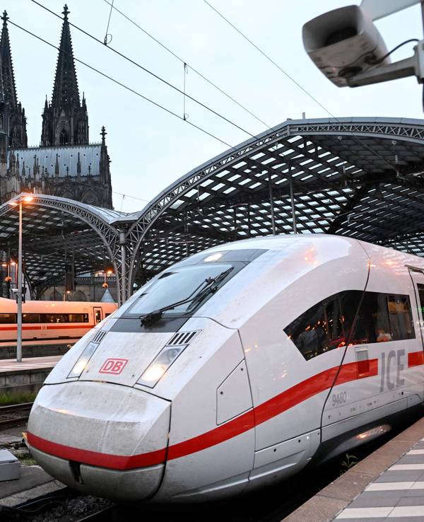 Ein ICE-Zug der Deutschen Bahn am Kölner Hauptbahnhof