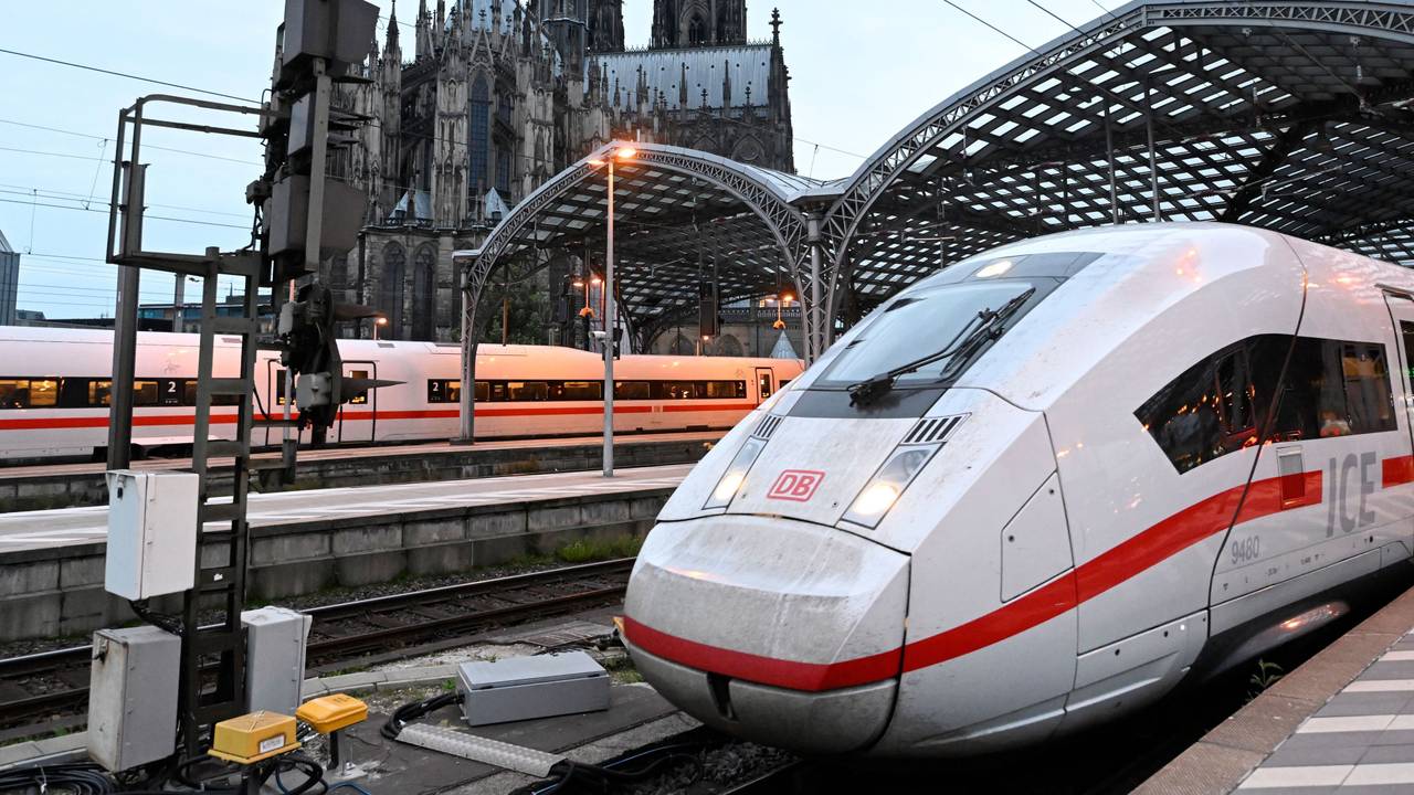 Ein ICE-Zug der Deutschen Bahn am Kölner Hauptbahnhof