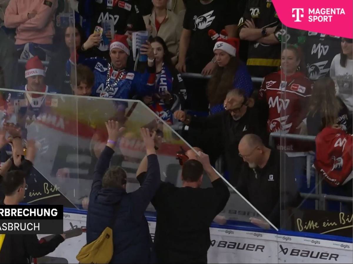 Helfer tauschen eine Scheibe aus.