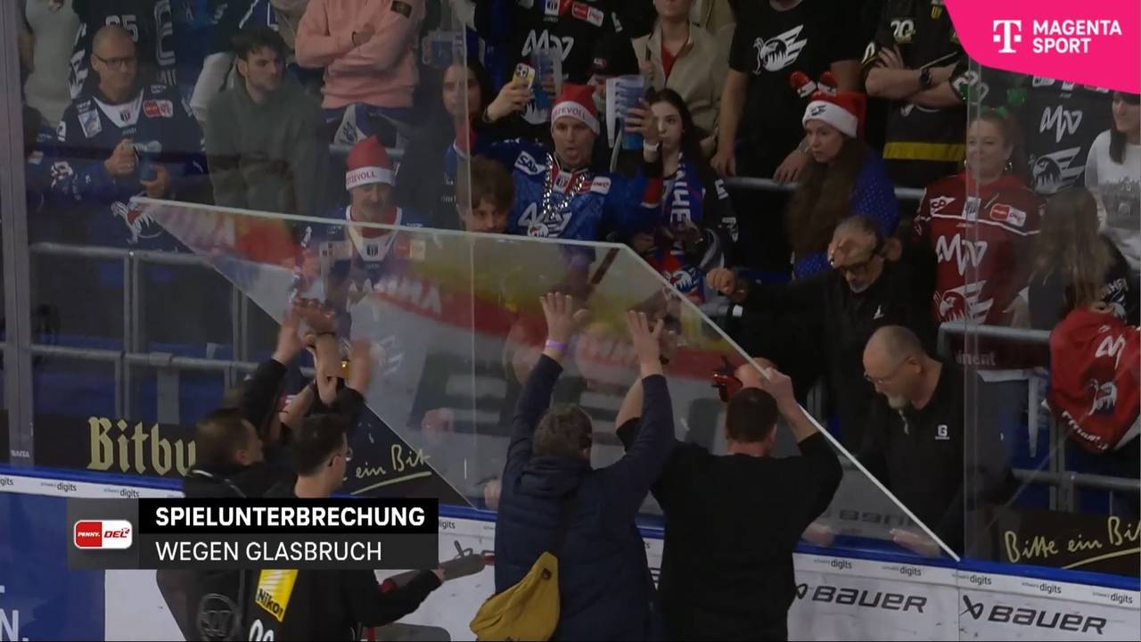 Helfer tauschen eine Scheibe aus.