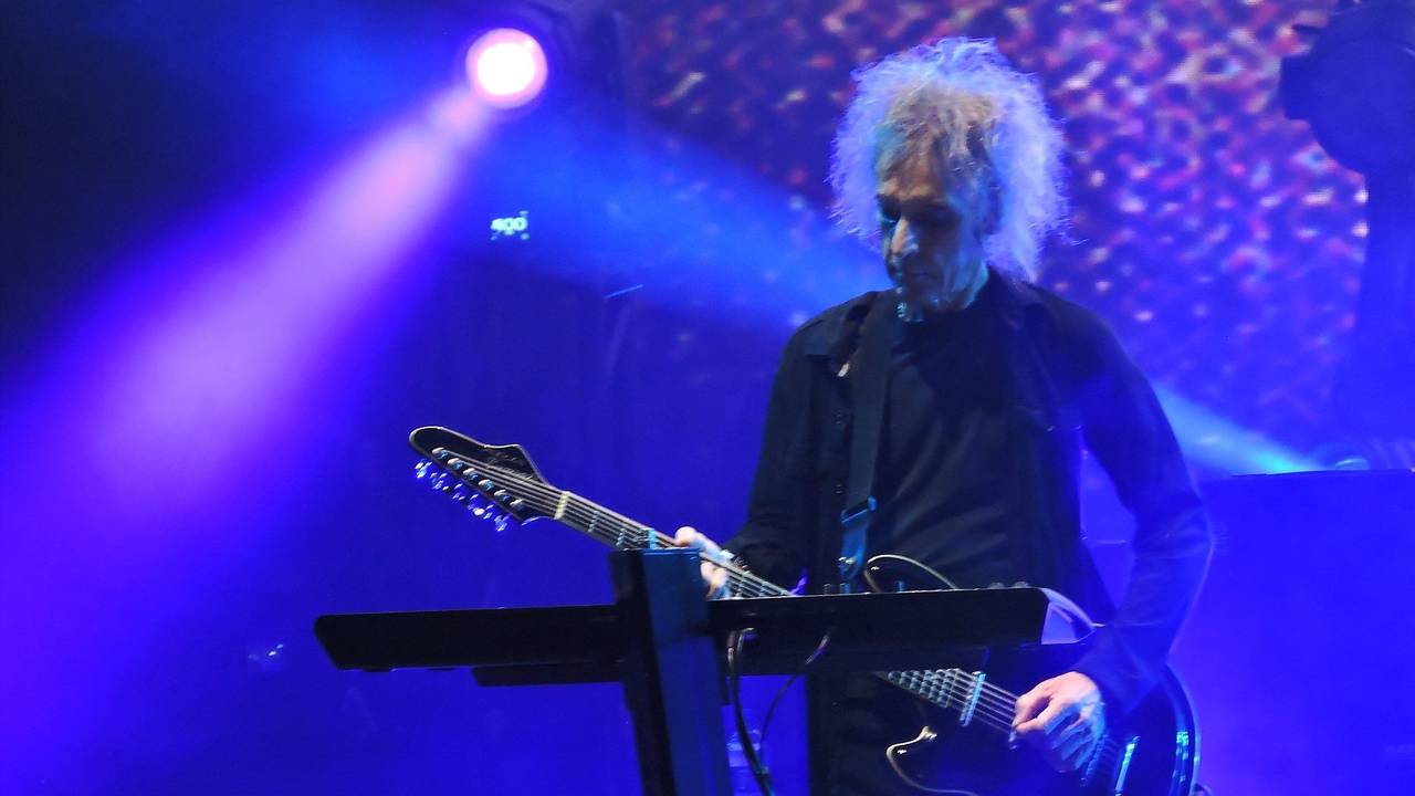 Perry Bamonte von der britischen Rockgruppe The Cure tritt während des Primavera Sound auf der Interlagos-Rennstrecke am 3. Dezember 2023 auf.