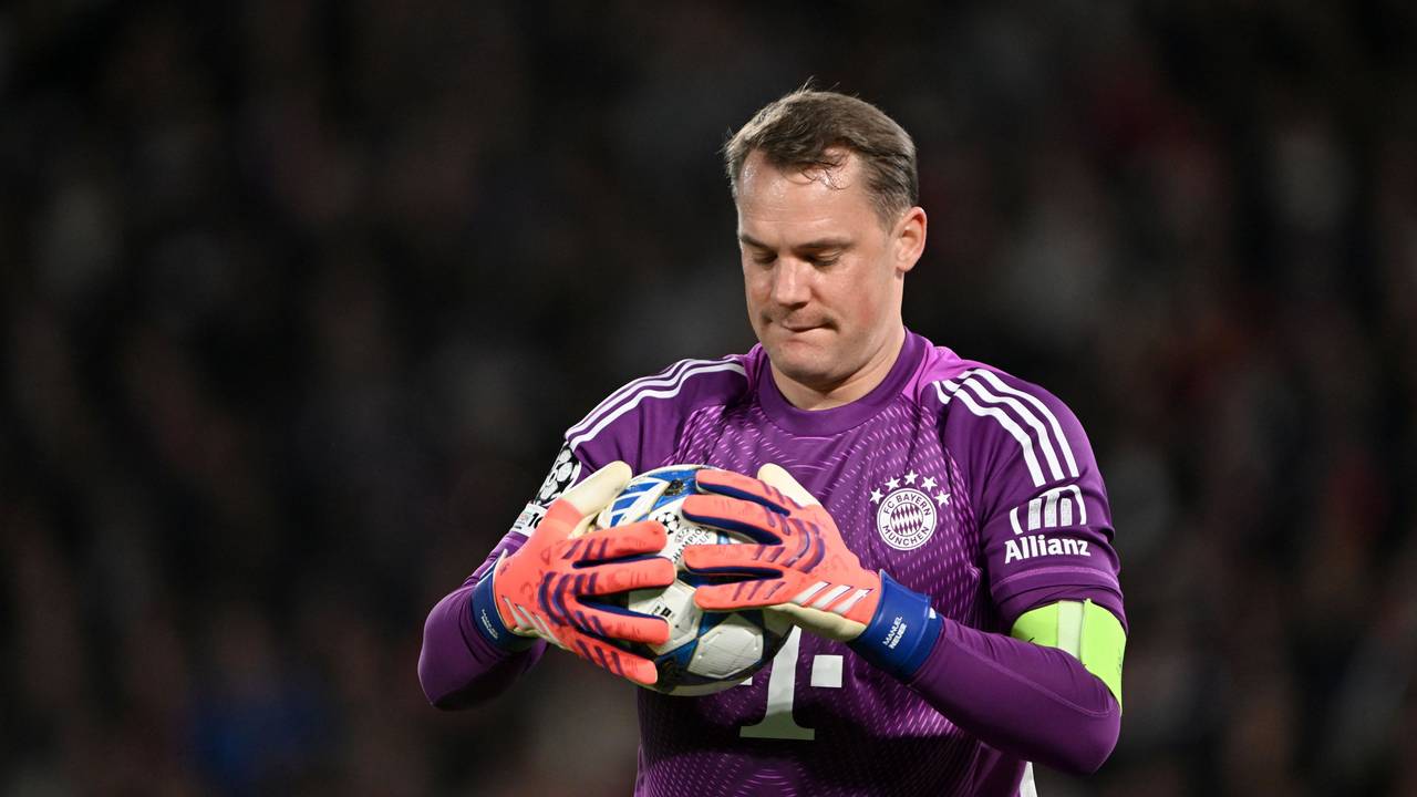 Manuel Neuer hält während eines Spiels einen Ball in beiden Händen.