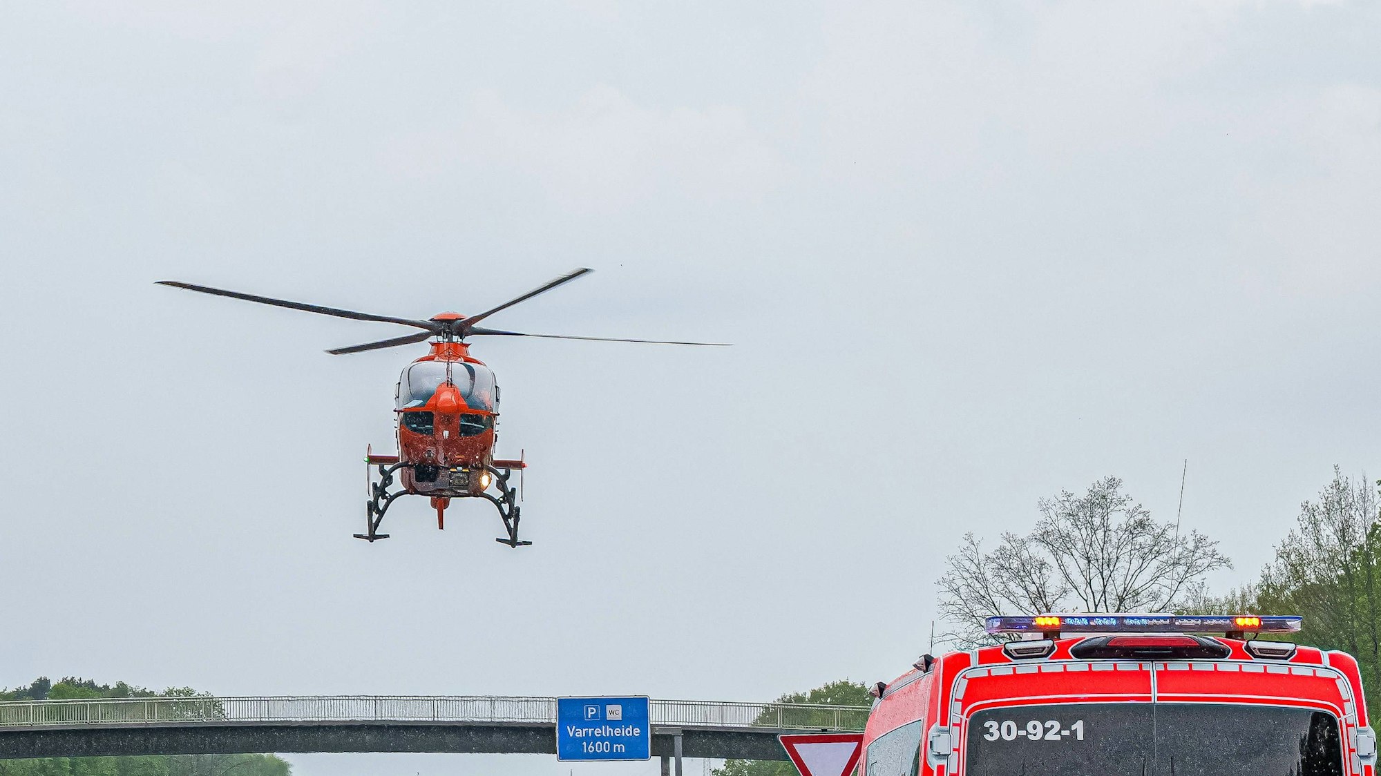 Rettungshubschrauber und Rettungsdienst auf der Autobahn