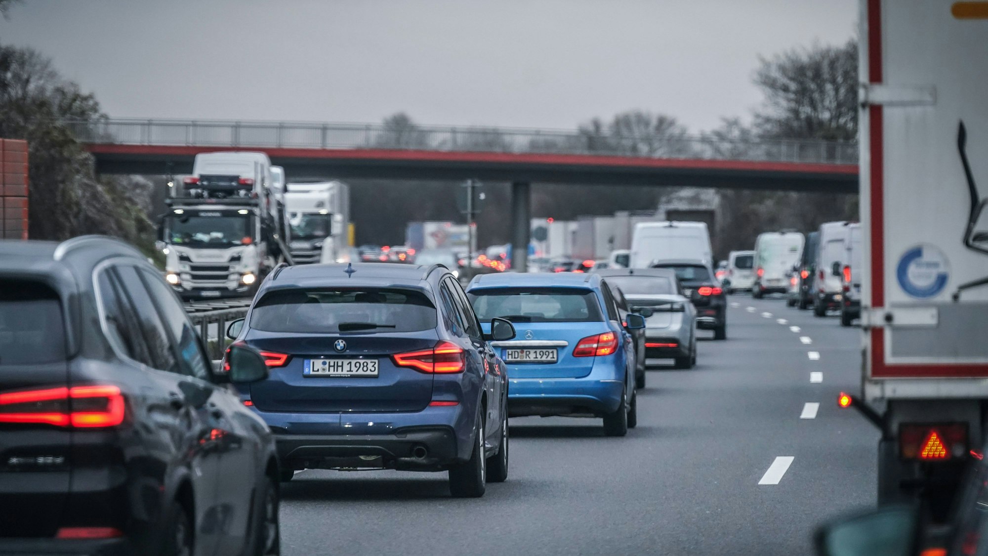 Viele Fahrzeuge auf einer Autobahn