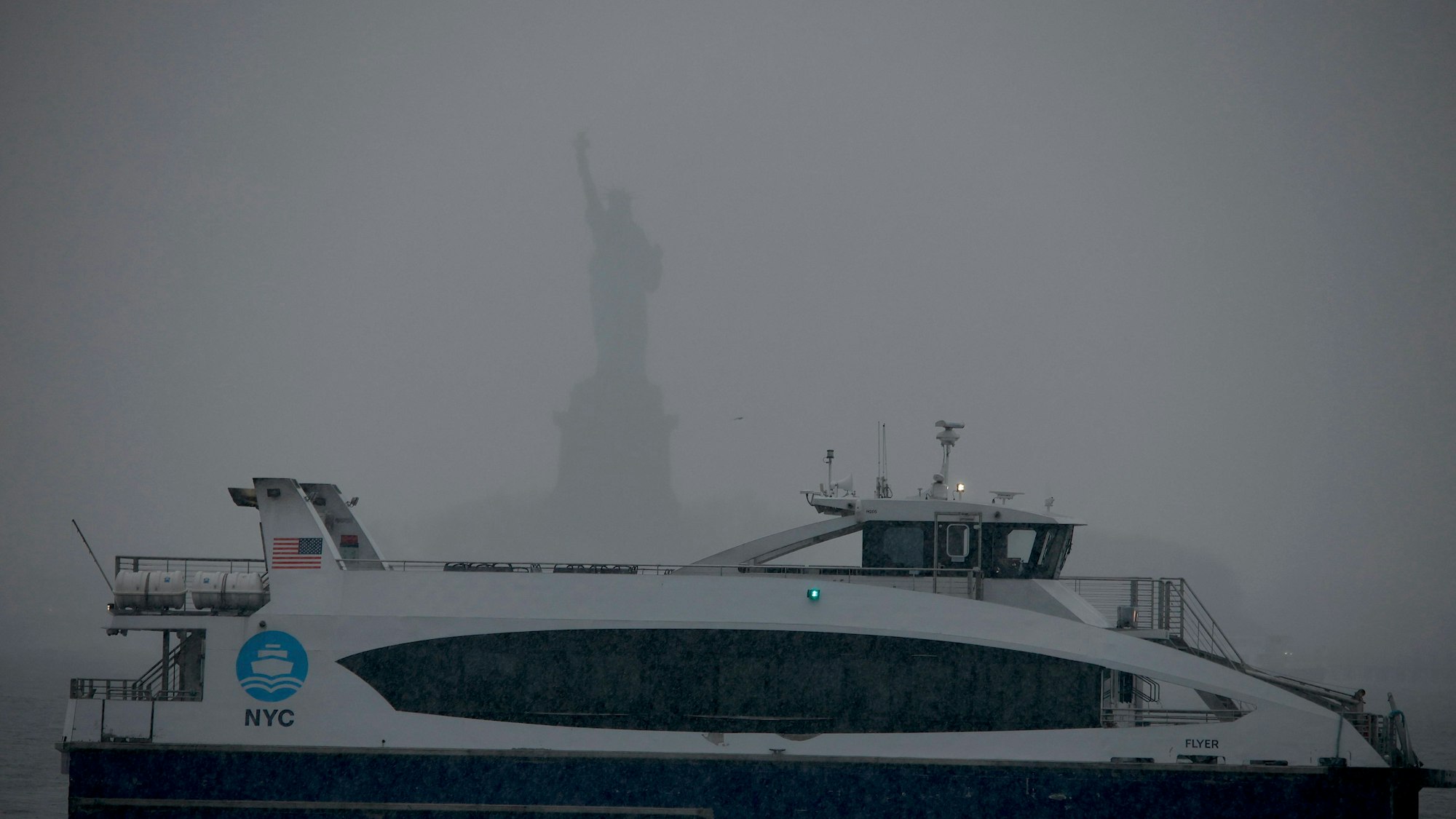 Fähre auf dem Wasser bei nebligem Wetter