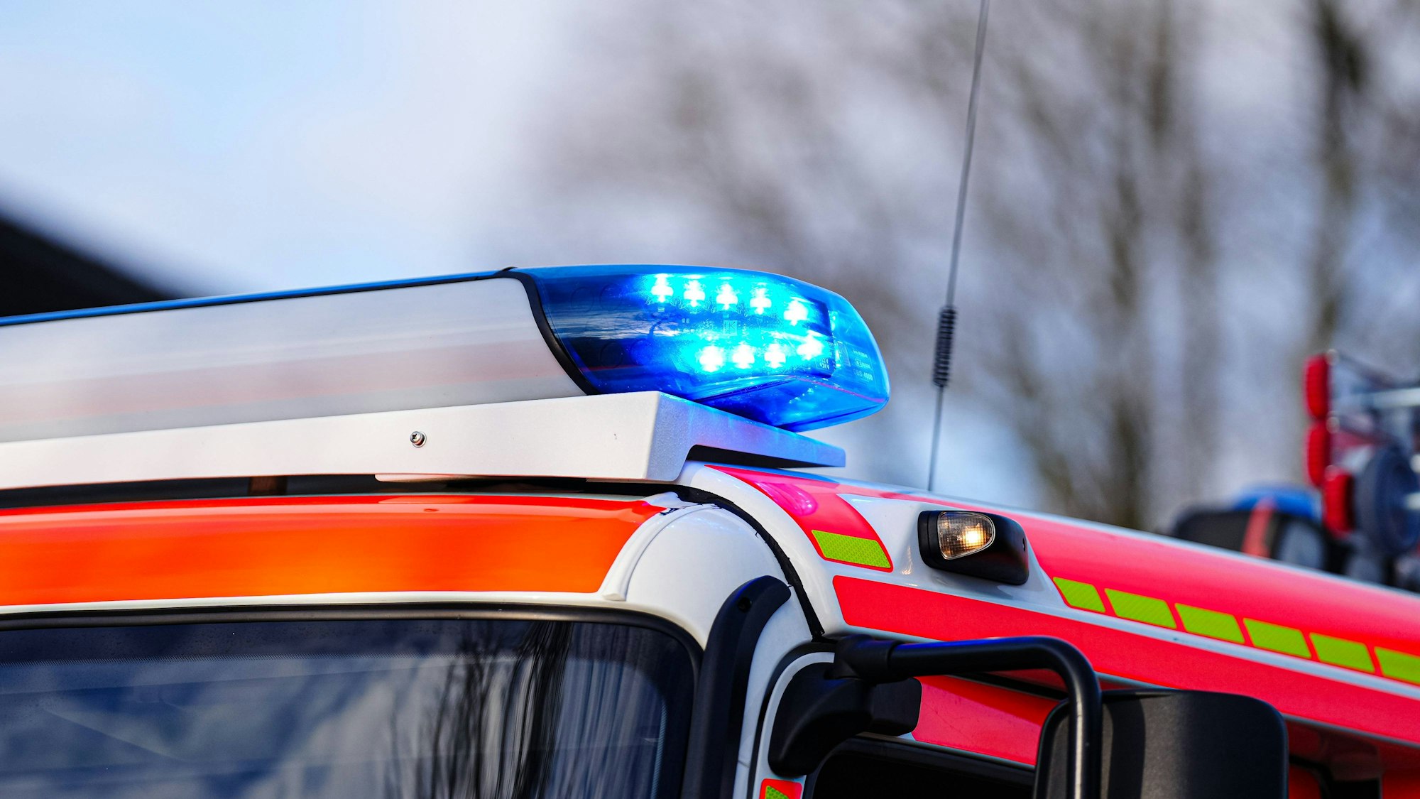 Leuchtendes Blaulicht auf einem roten Feuerwehrauto