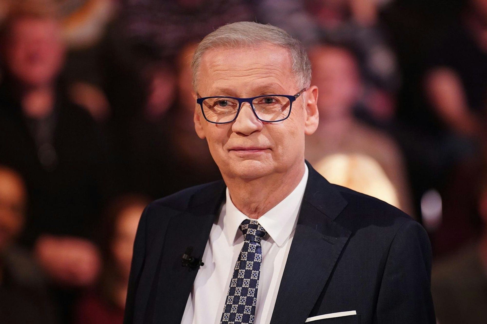 Günther Jauch bewahrte den Kandidaten gleich zweimal vor einer fatalen Entscheidung. (Bild: RTL / Stefan Gregorowius)