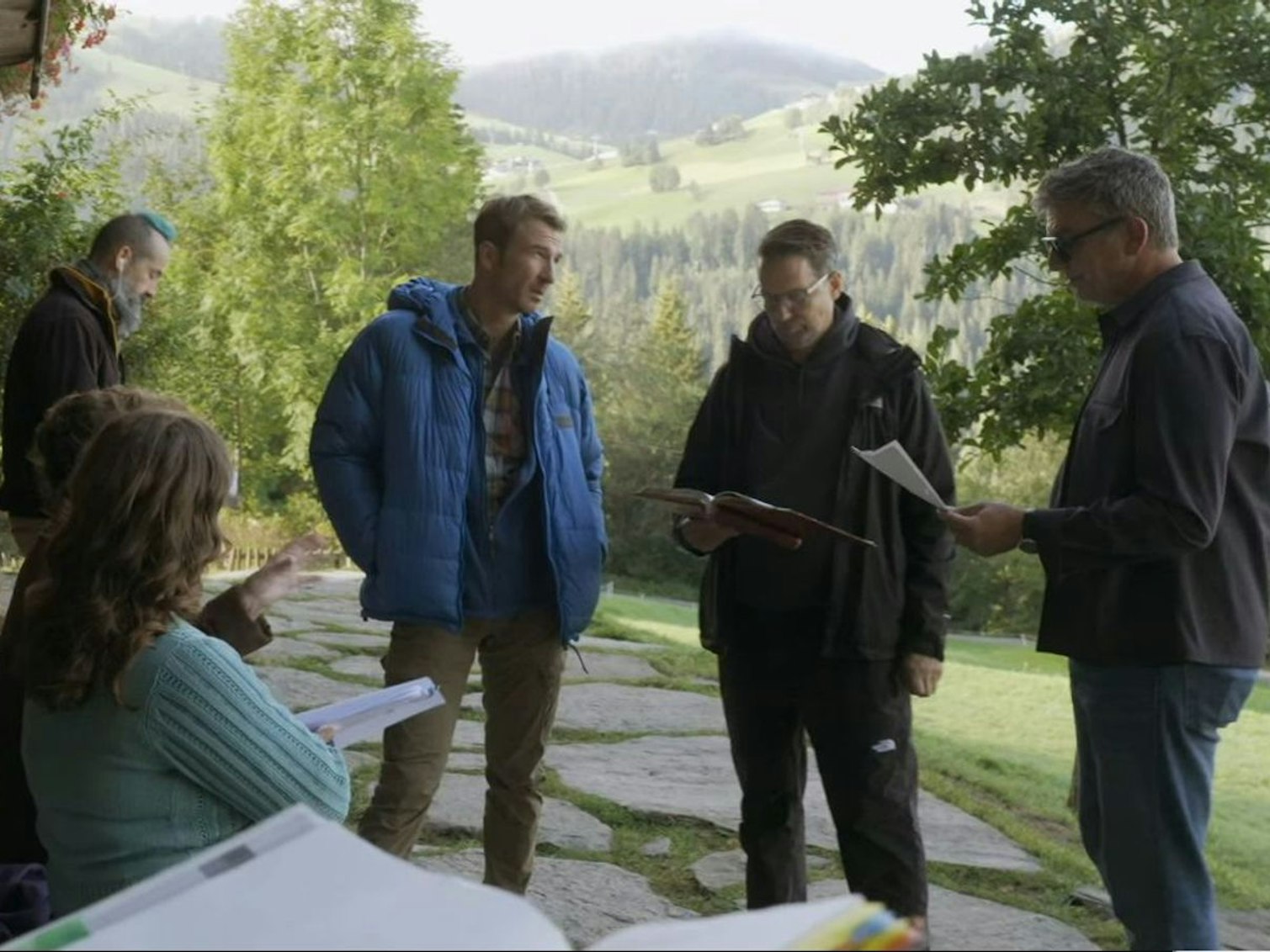 Am Set ist Sigl (rechts) für das ganze Team da. (Bild: ZDF)