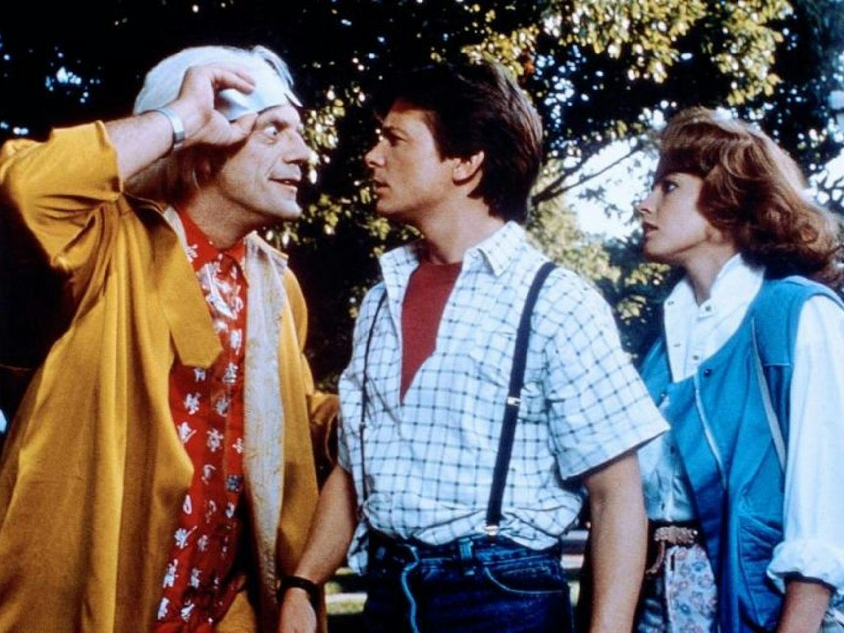 „Zurück in die Zukunft“, die Trilogie um den Zeitmaschinenerfinder „Doc“ Brown und Teenager Marty McFly, machte Michael J. Fox (Mitte) und Christopher Lloyd zu Stars. (Bild: Universal Pictures)