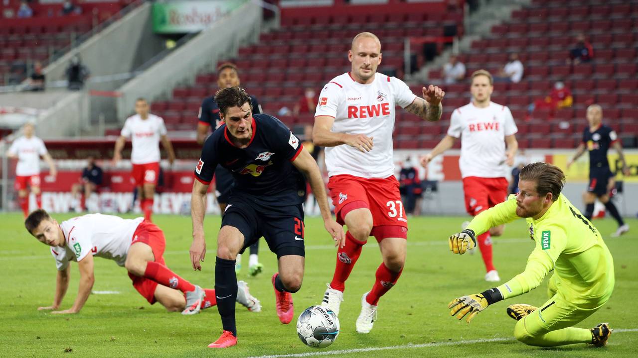 Timo Horn und Toni Leistner versuchen, Patrik Schick zu stoppen.