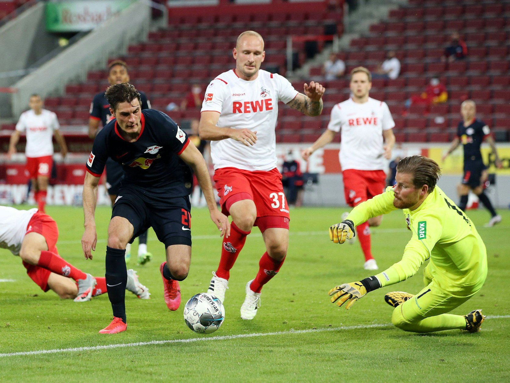 Timo Horn und Toni Leistner versuchen, Patrik Schick zu stoppen.