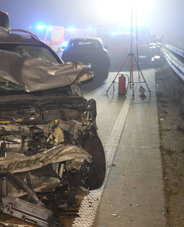 Demolierte Autos stehen nach einem Zusammenstoß auf der Autobahn 1. Dreizehn Menschen sind bei dem Unfall auf der spiegelglatten Fahrbahn verletzt worden.