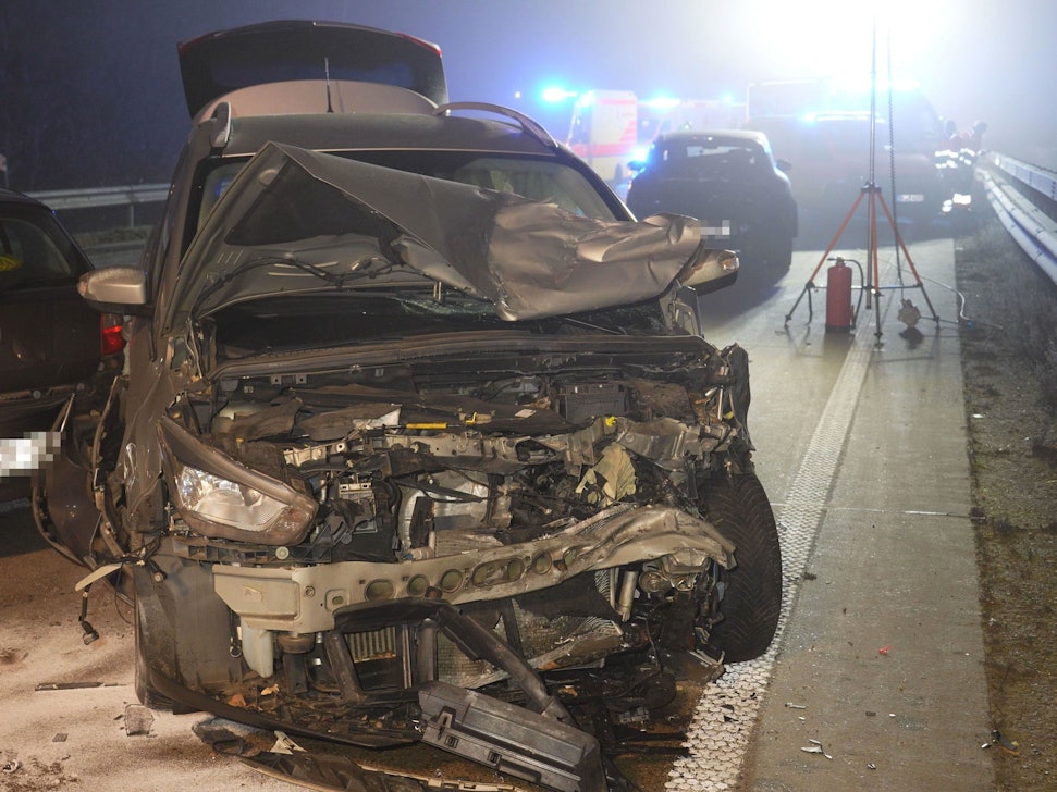 Demolierte Autos stehen nach einem Zusammenstoß auf der Autobahn 1. Dreizehn Menschen sind bei dem Unfall auf der spiegelglatten Fahrbahn verletzt worden.