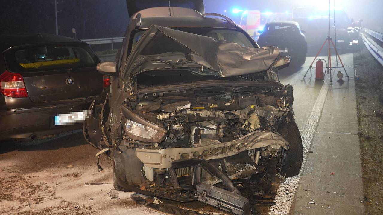 Demolierte Autos stehen nach einem Zusammenstoß auf der Autobahn 1. Dreizehn Menschen sind bei dem Unfall auf der spiegelglatten Fahrbahn verletzt worden.