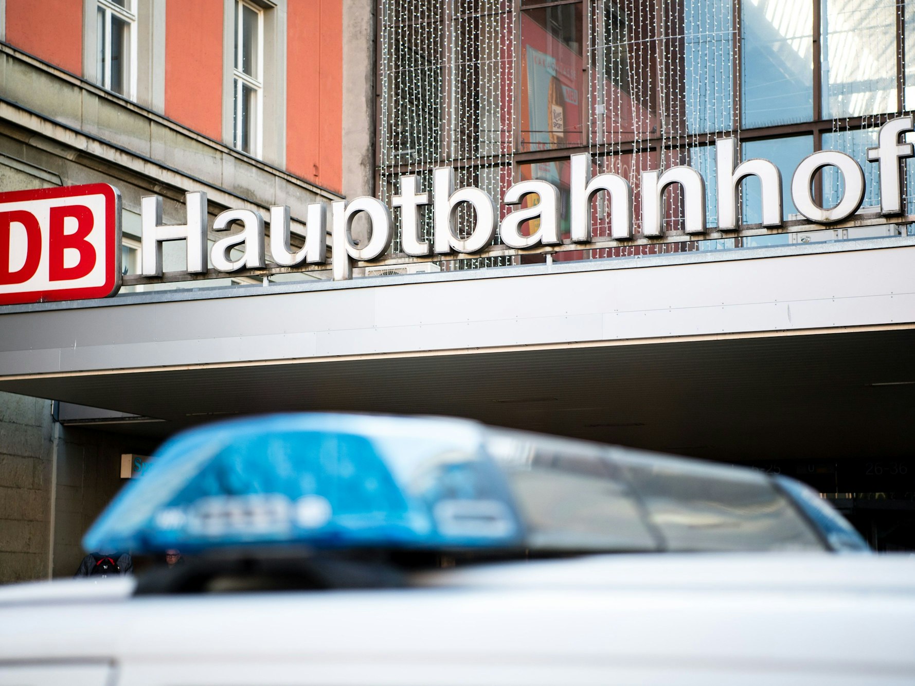 ARCHIV - 09.12.2019, Bayern, München: Ein Fahrzeug der Bundespolizei steht vor einem Eingang zum Hauptbahnhof in München. (zu dpa: «Betrunkener legt Münchner Hauptbahnhof lahm») Foto: Matthias Balk/dpa +++ dpa-Bildfunk +++
