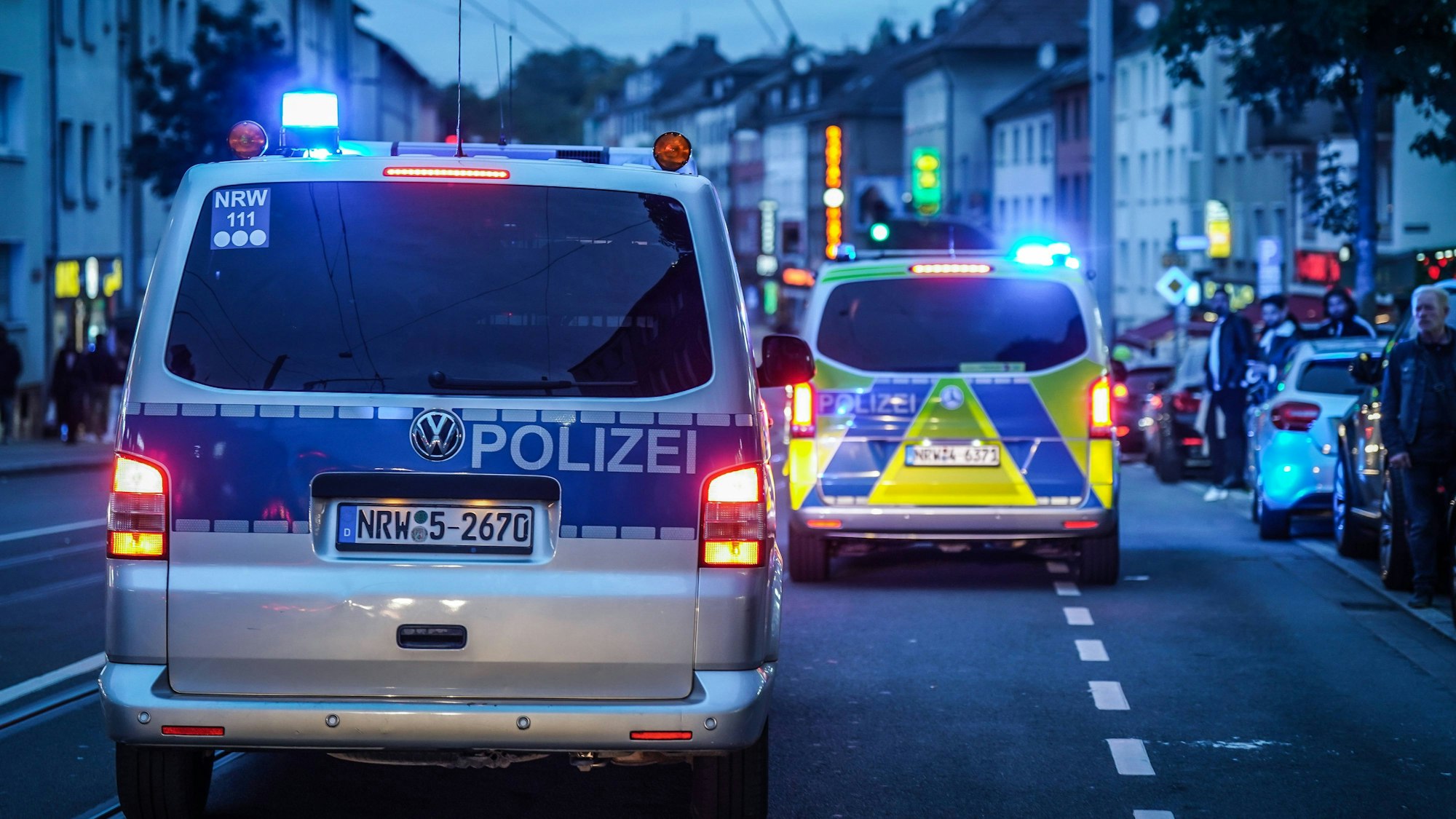 Polizeieinsatz bei Nacht mit Blaulicht
