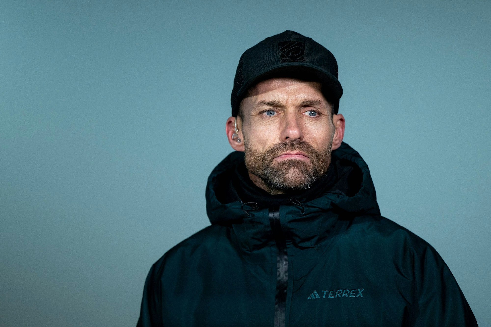 Sven Hannawald guckt ernst. Er trägt eine dunkle Winterjacke und eine Kappe.