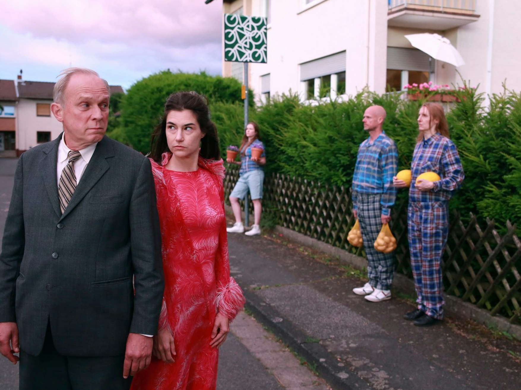 Felix Murot (Ulrich Tukur) und Eva Hütter (Nadine Dubois) sind im „Tatort: Murot und der Elefant im Raum“ über ein Gerät miteinander verbunden, die das Unterbewusstsein der anderen Person für einen erfahrbar macht. (Bild: HR/Senator Film/Dietrich Brüggemann)