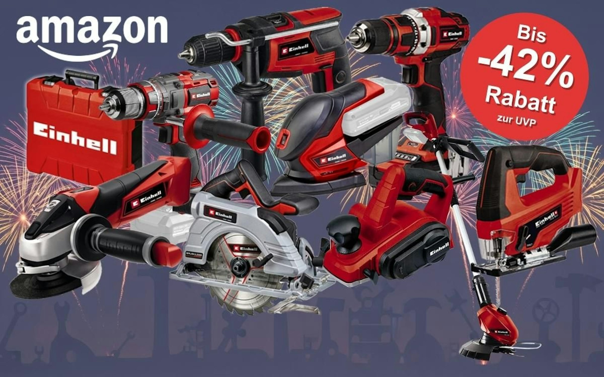 Einhell Werkzeug und Gartenprodukte vor einem Hintergrund mit Feuerwerk. Verschiedene Modelle und Geräte wie Einhell Akku-Bohrschrauber, Elektrohobel, Winkelschleifer, Kreissäge, Multitool Stichsäge, Werkzeugkoffer und mehr davor angeordnet.