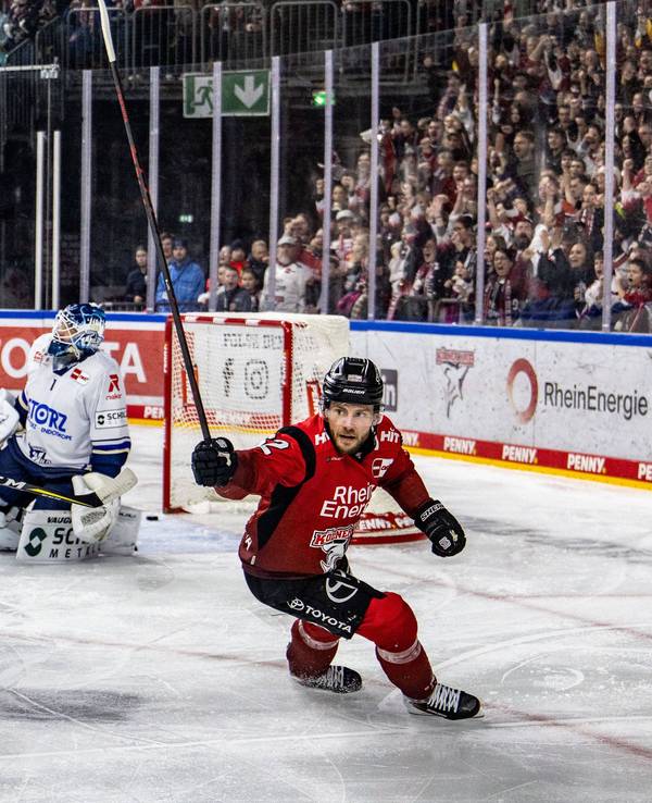 Parker Tuomier freut sich über das 1:0 der Kölner Haie gegen die Schwenninger Wild Wings.
