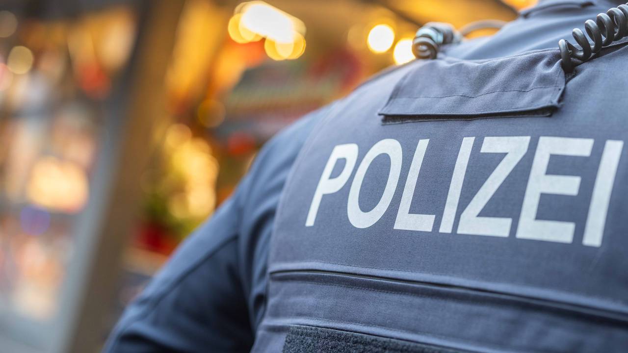 Das Symbolfoto zeigt einen Polizisten.