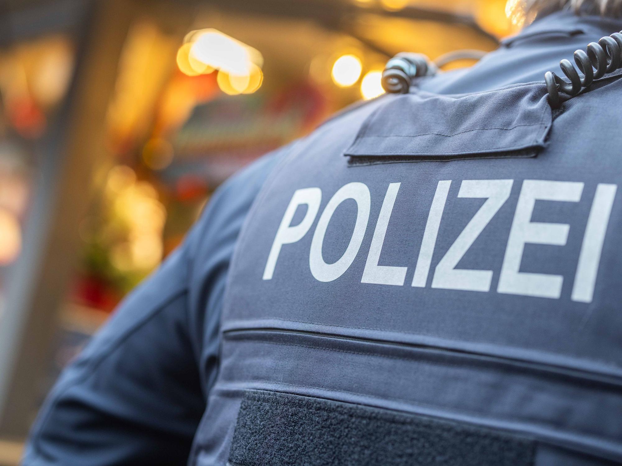 Das Symbolfoto zeigt einen Polizisten.