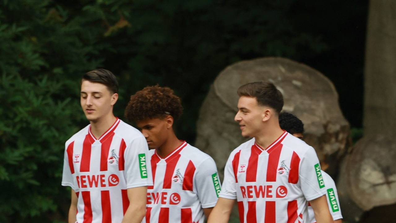 Malek und Said El Mala vor dem Shooting für das offizielle Mannschaftsfoto des 1. FC Köln.