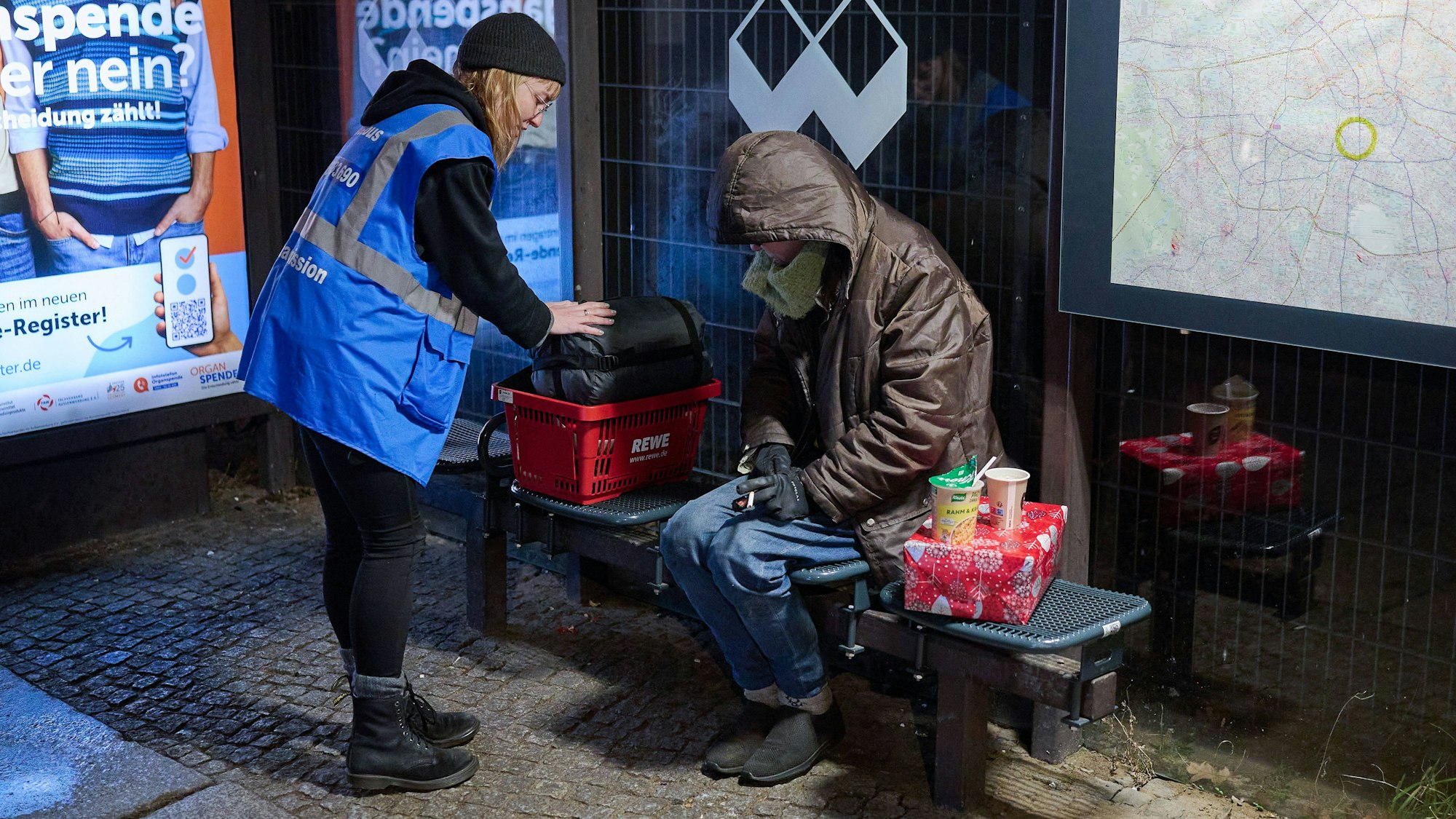 Gina versorgt Obdachlose mit Hilfsgütern