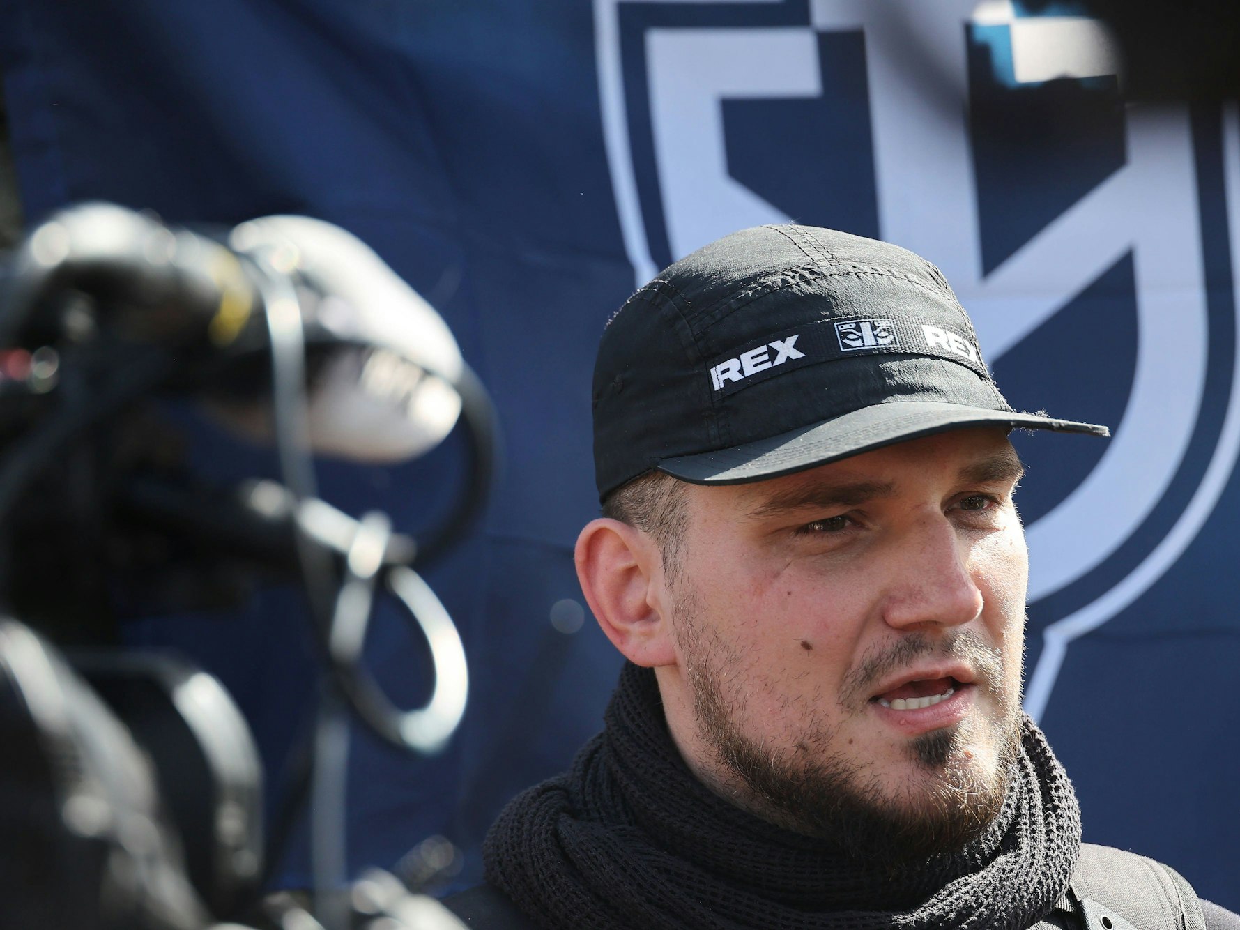 Ein Archivbild von Denis Kapustin. Der einstige Kölner Neonazi und Anführer des Russischen Freiwilligenkorps wurde in der Ukraine durch eine Drohne getötet.