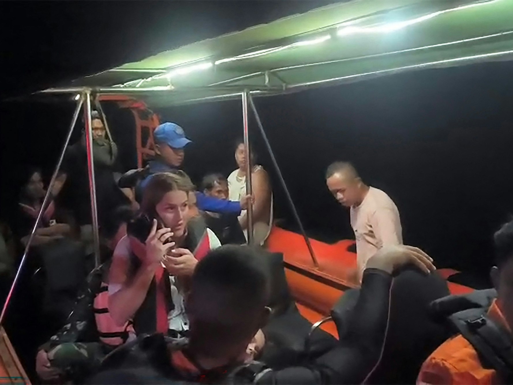 Dieses Handout-Foto, das am 27. Dezember 2025 von der indonesischen nationalen Such- und Rettungsbehörde (BASARNAS Labuan Bajo) in Labuan Bajo aufgenommen und veröffentlicht wurde, zeigt Mitglieder von Such- und Rettungsteams, die ausländische Touristen in den Gewässern der Insel Padar in Labuan Bajo, Ost-Nusa Tenggara, evakuieren, nachdem ein Touristenboot gesunken war.