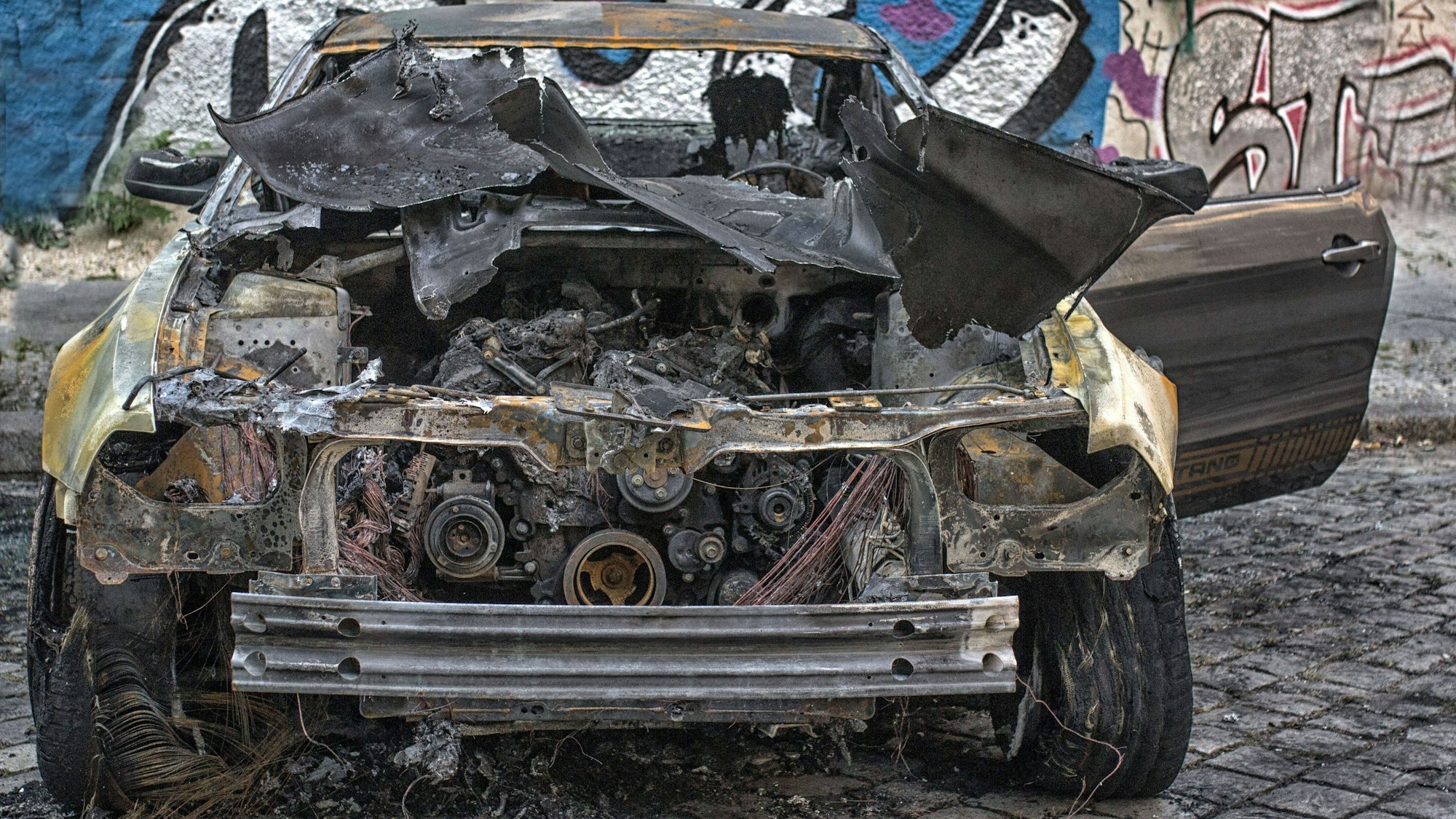 Stark beschädigtes Fahrzeug nach Brand