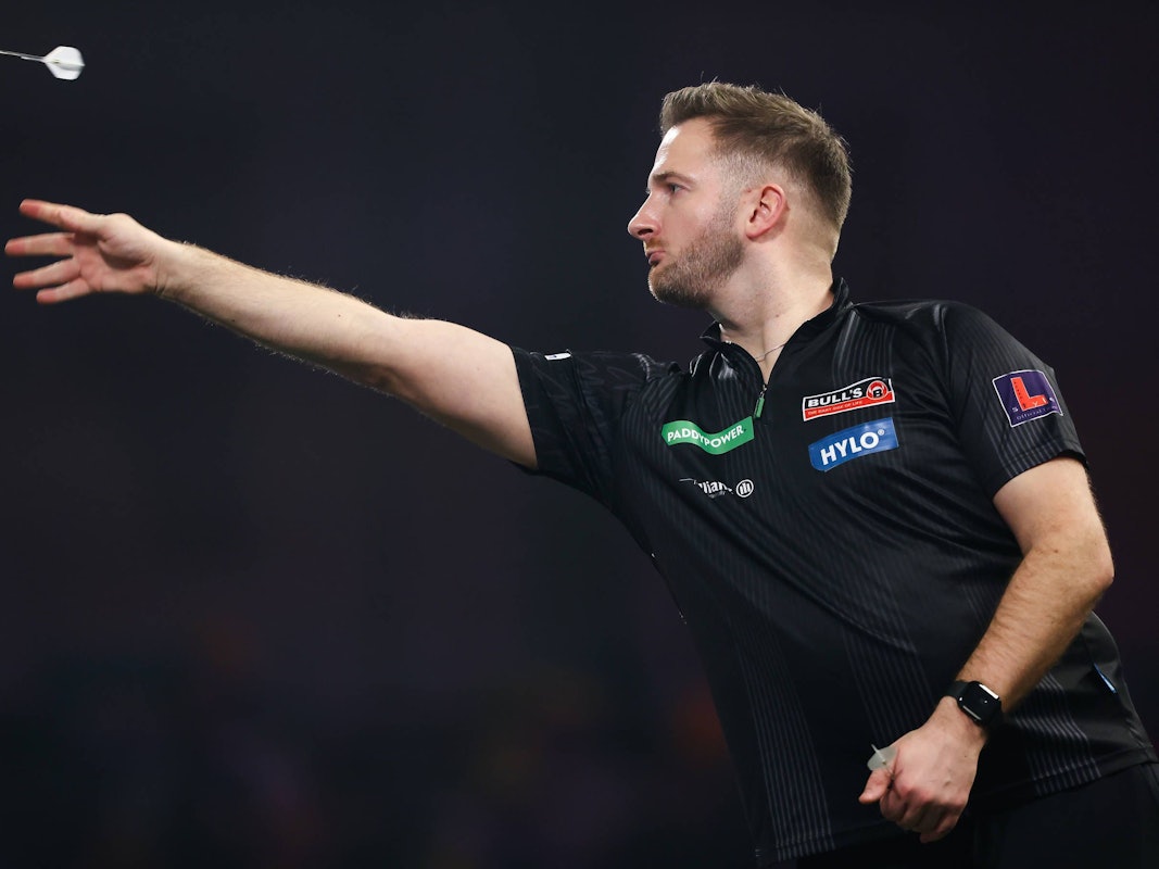 Arno Merk wirft einen Pfeil.