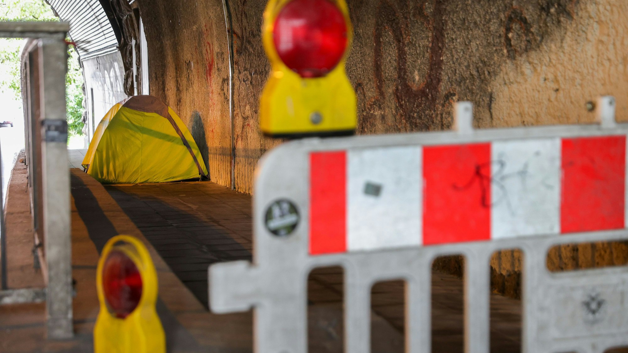 Ein Zelt eines Obdachlosen unter einer Brücke in Köln (Archivfoto)