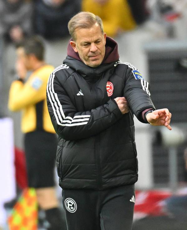 Markus Anfang mit Winterjacke am Seitenrand.