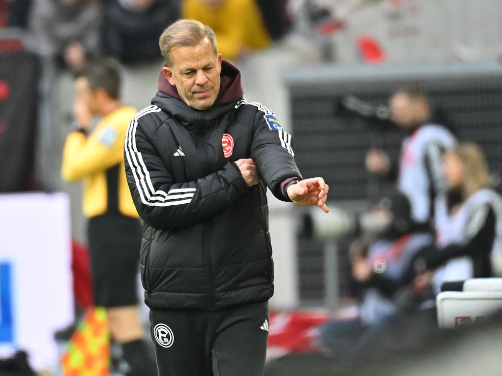 Markus Anfang mit Winterjacke am Seitenrand.