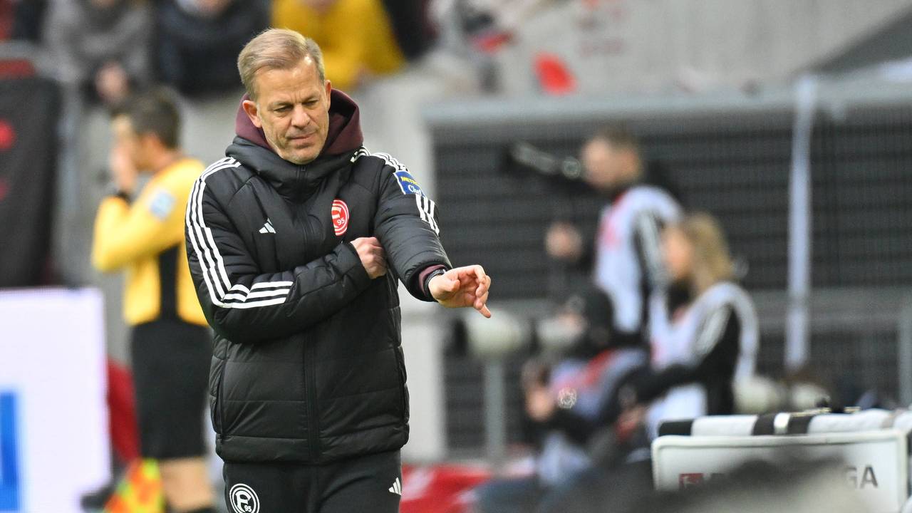 Markus Anfang mit Winterjacke am Seitenrand.