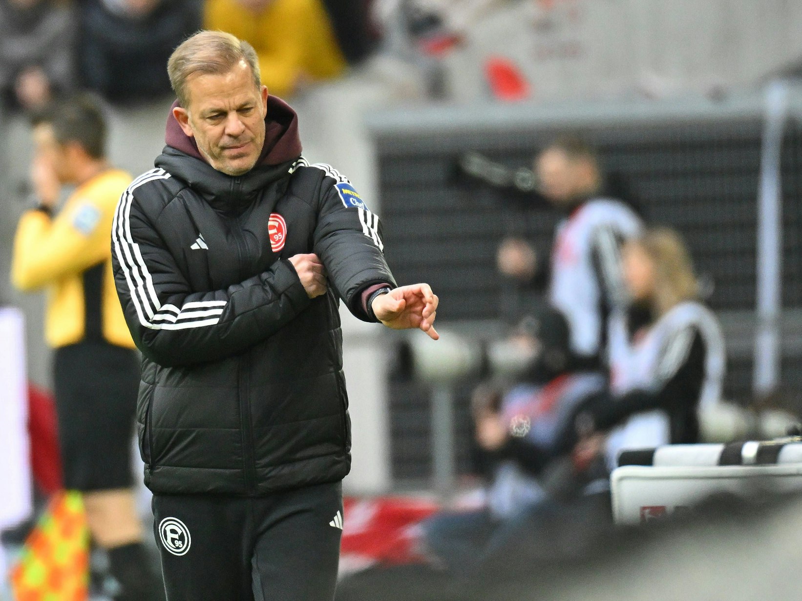 Markus Anfang mit Winterjacke am Seitenrand.