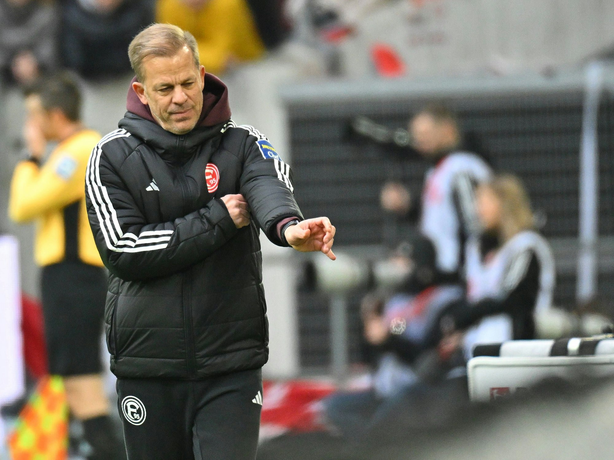 Markus Anfang mit Winterjacke am Seitenrand.