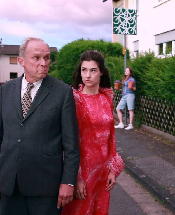 Felix Murot (Ulrich Tukur) und Eva Hütter (Nadine Dubois) in einer Szene des Krimis „Murot und der Elefant im Raum“.